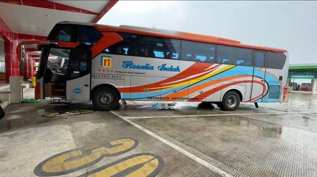 bus rosalia indah di pasar minggu